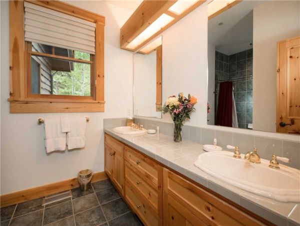 Main Floor Queen Ensuite Full Bath