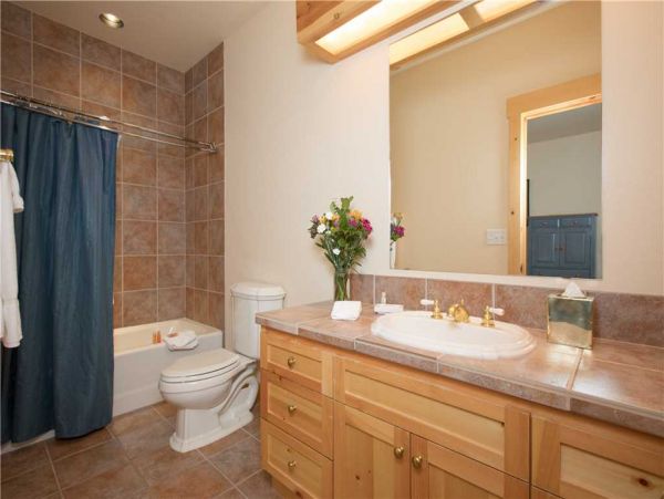 Queen/Bunk Full Bath--Lower Level