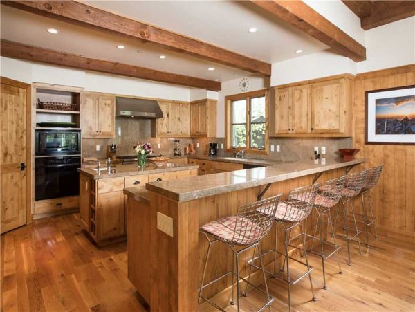 Kitchen w/ Breakfast Bar
