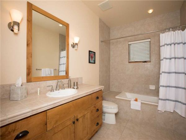Queen Ensuite Full Bath