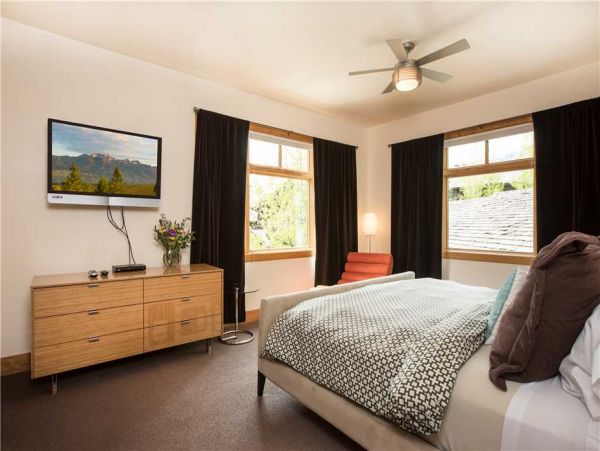 Main Floor King Bedroom