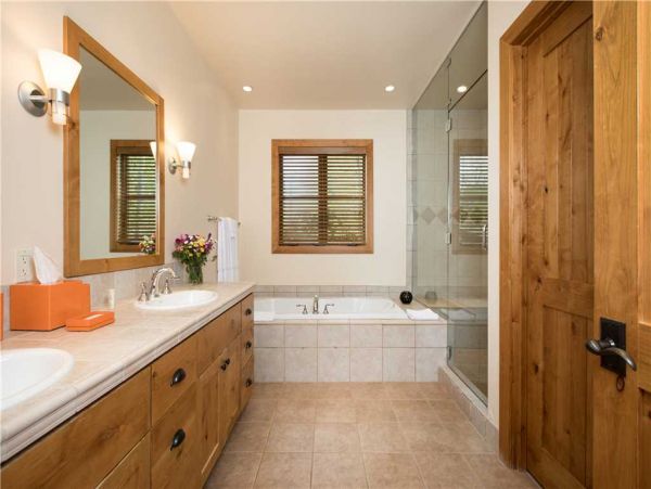Main Floor King Ensuite Bath