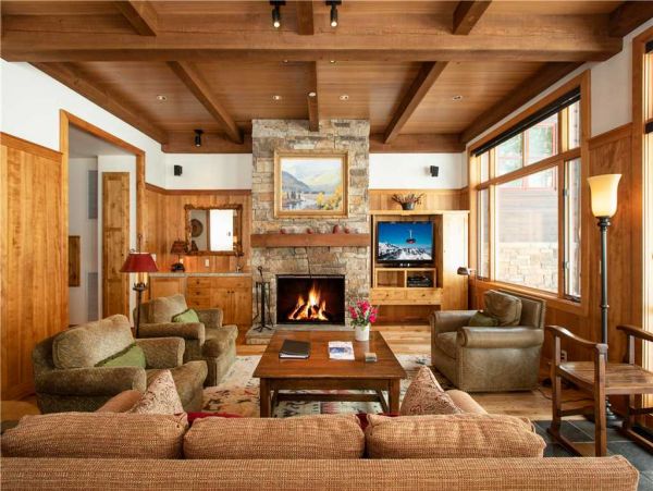 Four Bedroom Home in an Exclusive Ski-in/Ski-out Location Sleeps 11 Guests