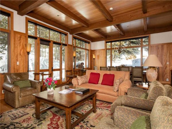 Four Bedroom Home in an Exclusive Ski-in/Ski-out Location Sleeps 11 Guests