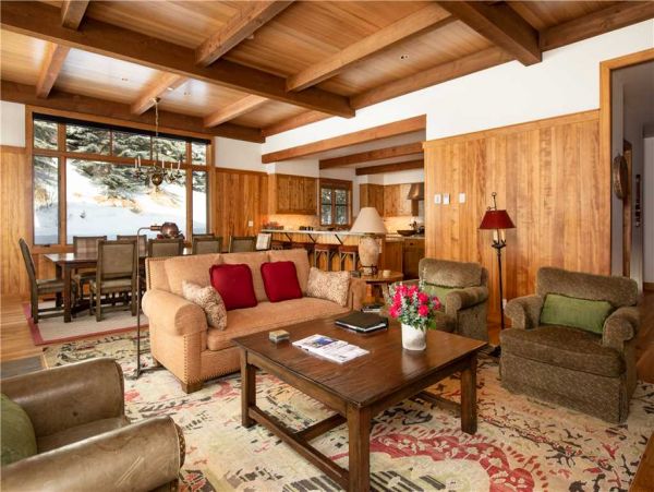 Four Bedroom Home in an Exclusive Ski-in/Ski-out Location Sleeps 11 Guests