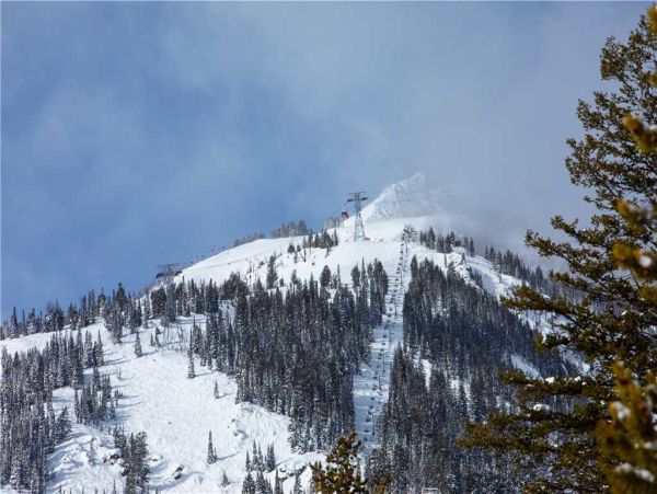 Four Bedroom Home in an Exclusive Ski-in/Ski-out Location Sleeps 11 Guests