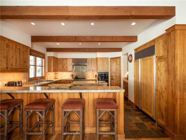 Four Bedroom Home in an Exclusive Ski-in/Ski-out Location Sleeps 11 Guests