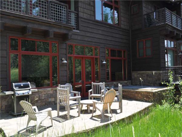 Four Bedroom Home in an Exclusive Ski-in/Ski-out Location Sleeps 11 Guests