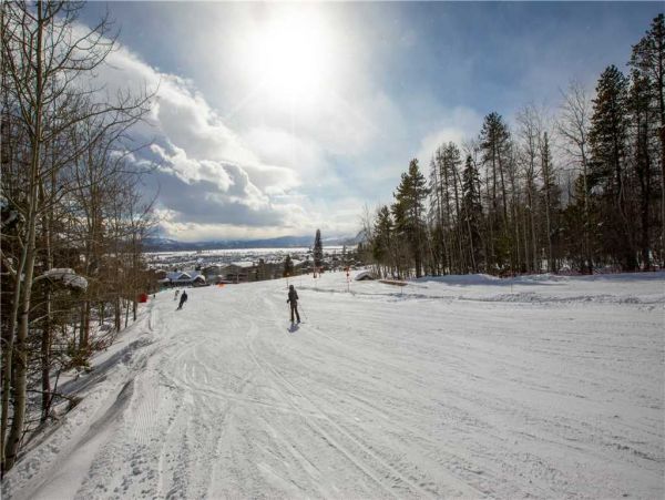 Four Bedroom Home in an Exclusive Ski-in/Ski-out Location Sleeps 11 Guests