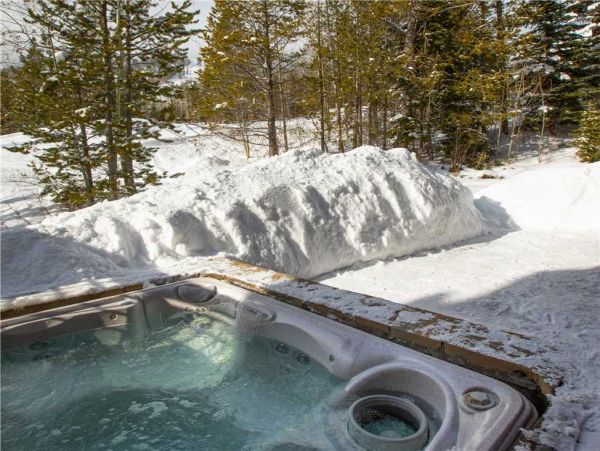 Four Bedroom Home in an Exclusive Ski-in/Ski-out Location Sleeps 11 Guests