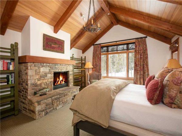 Four Bedroom Home in an Exclusive Ski-in/Ski-out Location Sleeps 11 Guests