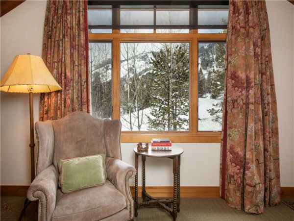 Four Bedroom Home in an Exclusive Ski-in/Ski-out Location Sleeps 11 Guests