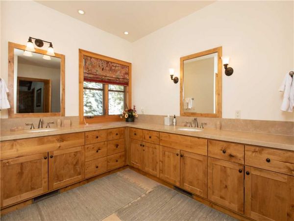 Four Bedroom Home in an Exclusive Ski-in/Ski-out Location Sleeps 11 Guests