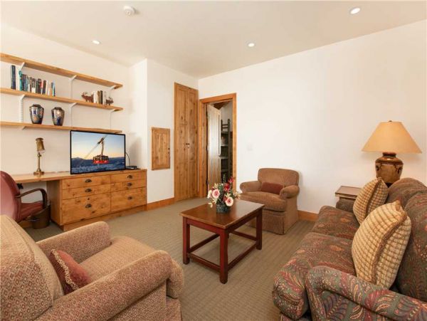 Four Bedroom Home in an Exclusive Ski-in/Ski-out Location Sleeps 11 Guests