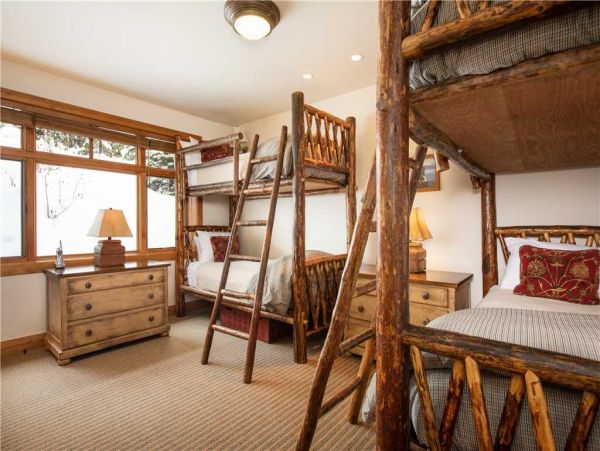Four Bedroom Home in an Exclusive Ski-in/Ski-out Location Sleeps 11 Guests