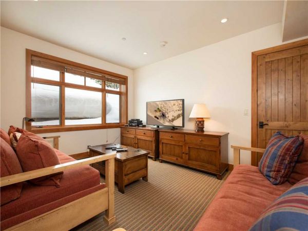 Four Bedroom Home in an Exclusive Ski-in/Ski-out Location Sleeps 11 Guests