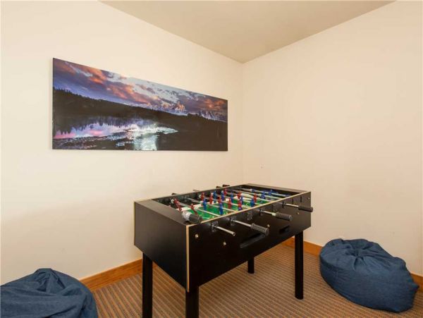 Four Bedroom Home in an Exclusive Ski-in/Ski-out Location Sleeps 11 Guests