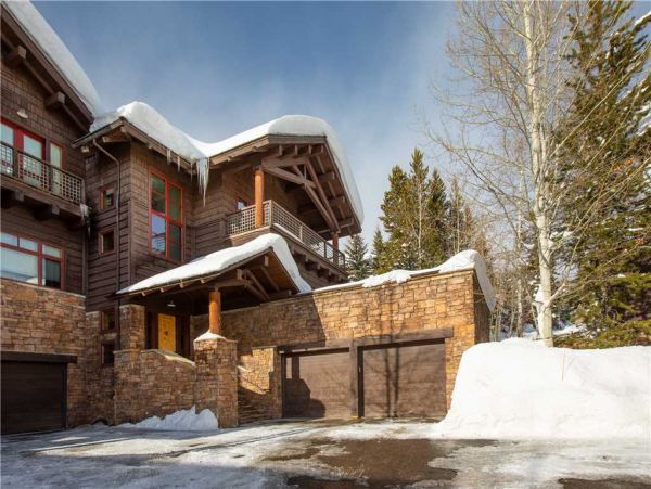 Four Bedroom Home in an Exclusive Ski-in/Ski-out Location Sleeps 11 Guests