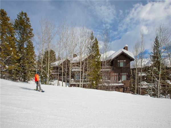 Four Bedroom Home in an Exclusive Ski-in/Ski-out Location Sleeps 11 Guests
