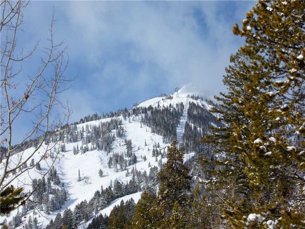 Four Bedroom Home in an Exclusive Ski-in/Ski-out Location Sleeps 11 Guests
