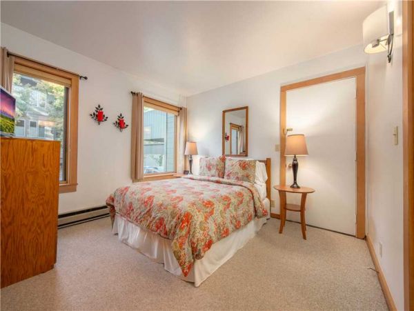 Two Bedroom Comfortable Mountain Retreat in Teton Village