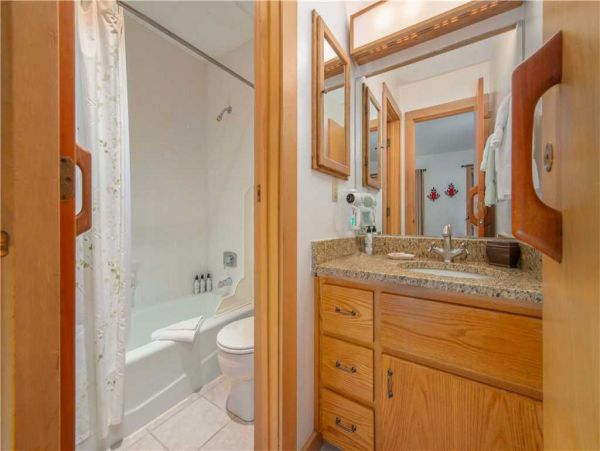 Two Bedroom Comfortable Mountain Retreat in Teton Village