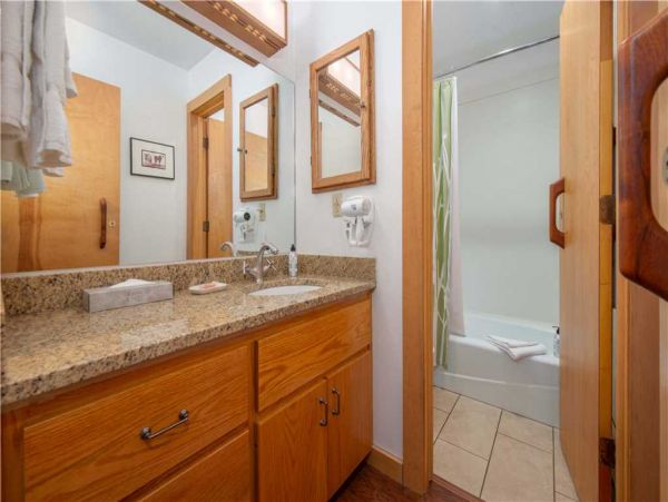 Two Bedroom Comfortable Mountain Retreat in Teton Village