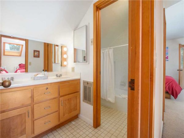 Shared Full Bath-- Upper Level