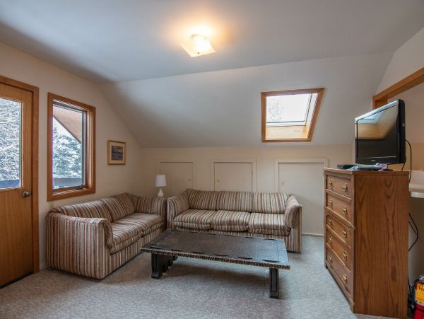 Queen/Twin Split Bedroom Sitting Area