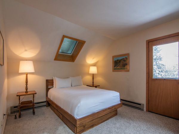Lower Level Queen Bedroom