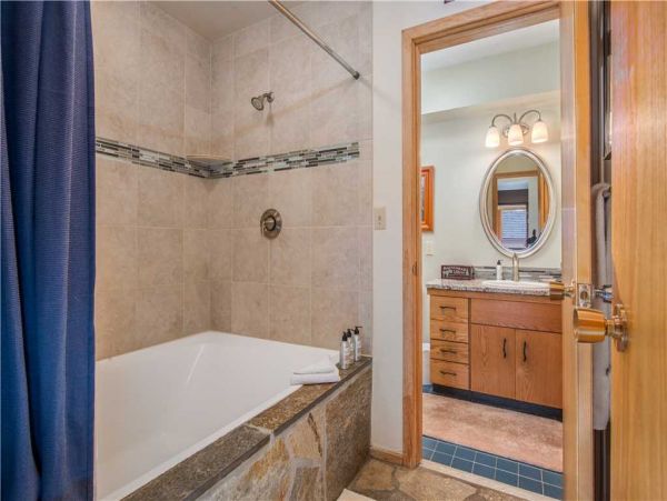 Twin Room Attached Bath w/ Jetted Tub