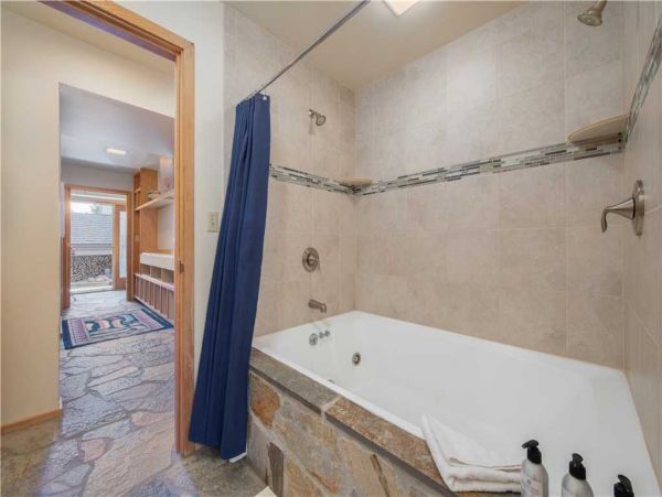 Twin Bedrooms Attached Bathroom