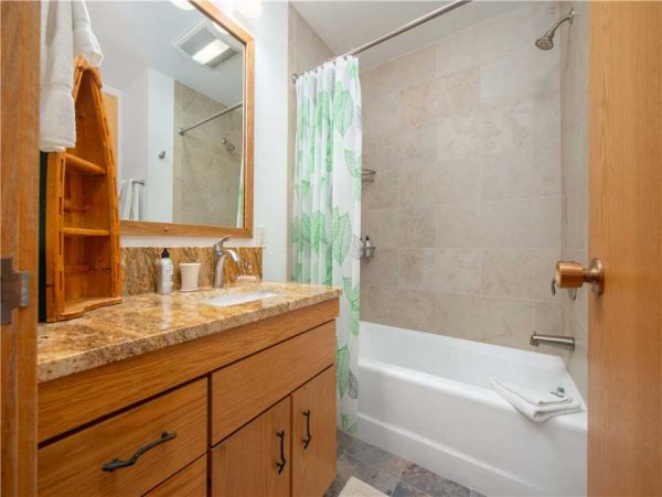 2nd King Full Bathroom
