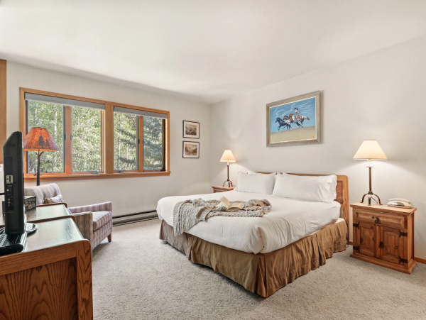 King Master Bedroom- Upstairs