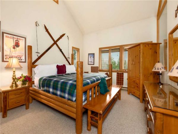 Walk to Moose Creek lift, shuttle to Teton Village