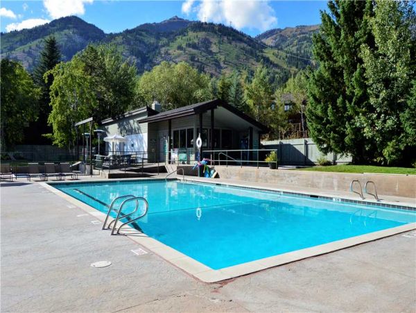 Walk to Moose Creek lift, shuttle to Teton Village