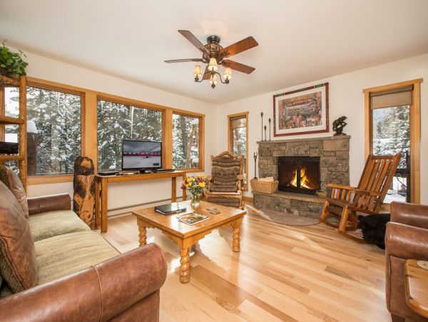 Living Room w/ Gas Fireplace