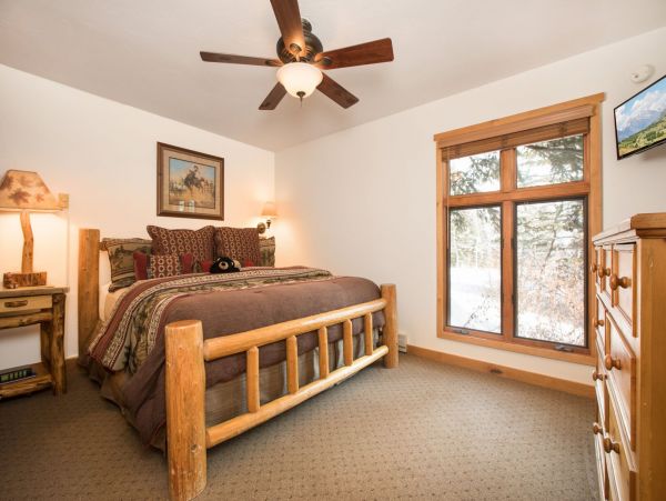 King Master Bedroom( Upstairs)