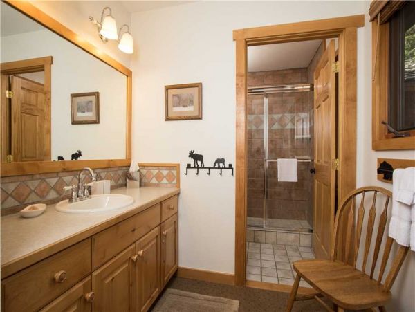Master Bath (Upstairs)