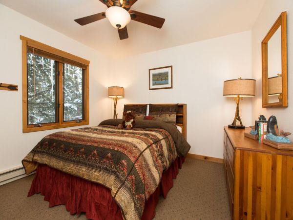 Queen Bedroom (Upstairs)