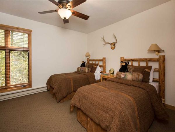 Twin Bedroom (Upstairs)