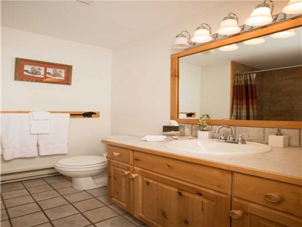 Shared Bath (Upstairs)