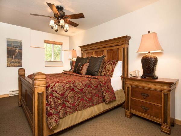 King Bedroom(Downstairs)