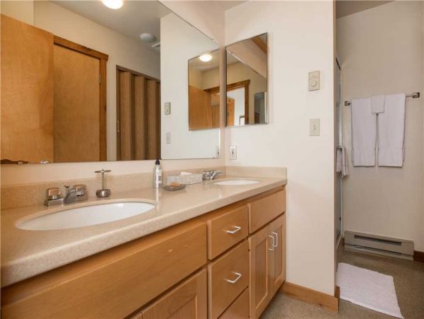 Wilson 4 Bedroom Home Ski Access