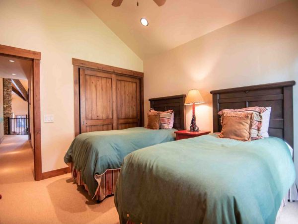 Upper Level Twin bedroom with Private Balcony