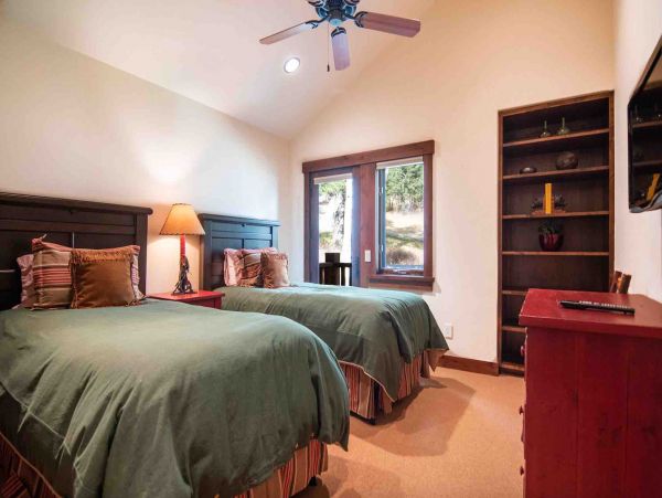 Upper Level Twin bedroom with Private Balcony (Shared Bathroom)