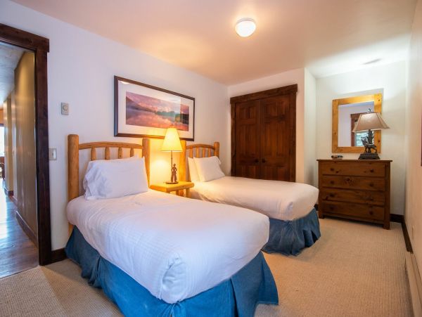 Upper Level Twin Bedroom 
