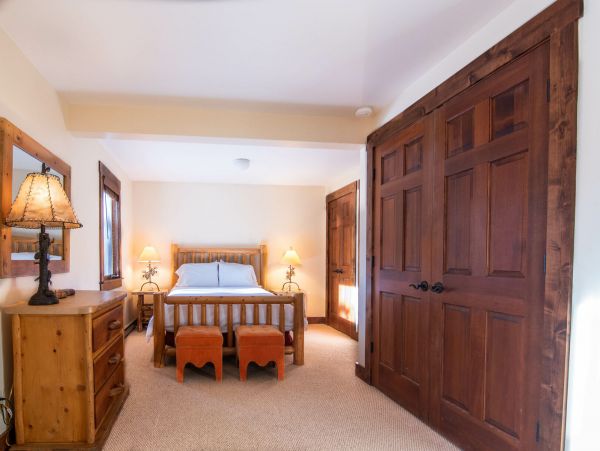 Mother-in-law Suite Queen Bed