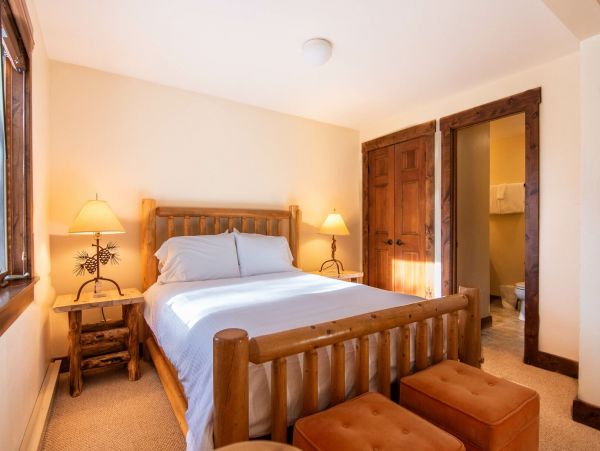 Queen Bed in MIL Suite
