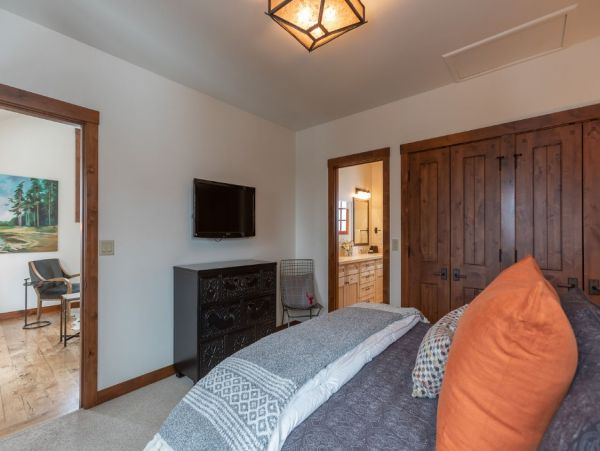 Teton Village Luxury Four Bedroom Cabin with Amazing Mountain View